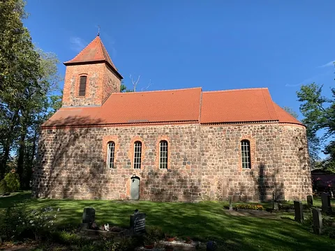 Feldsteinkirche Ihlow mit rotem Biberschwanzdach