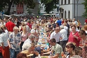 Fest im Kirchenkreis mit langer Tafel beim gemeinsamen Essen