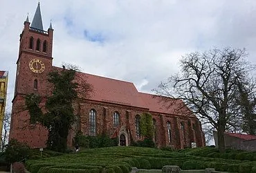 Stadtpfarrkirche Müncheberg, eine mächtige gotische Backsteinkirche auf leicht erhöhtem Kirchengelände.