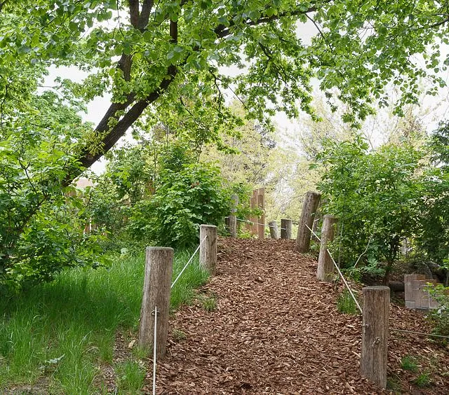 Weg im Kindergarten Außengelände