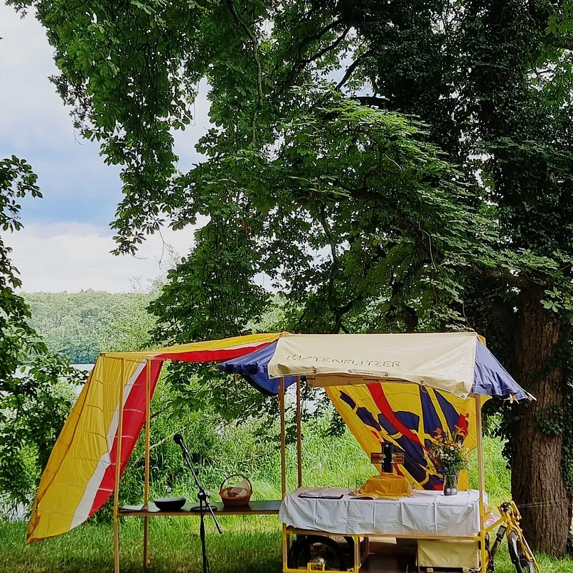 bunter Altar am See