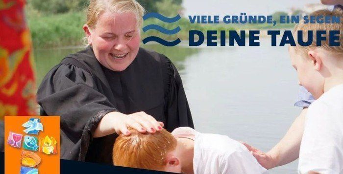 junge Pfarrerin tauft im Fluss ein Kind